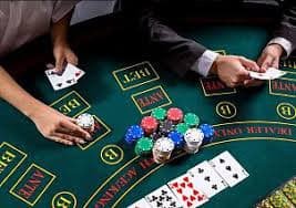 Layar aplikasi mobile nadintogel menampilkan meja dealer langsung Blackjack dan opsi sportsbook