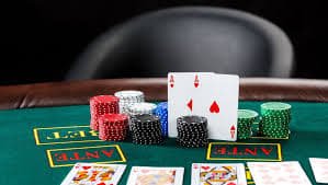 Dealer melemparkan tiga dadu dalam wadah transparan di studio Sic Bo nadintogel dengan kamera multi-sudut